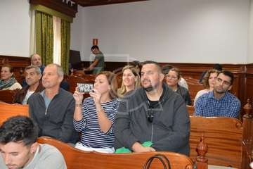 Luna y Dahelire claman por la paz en el mundo desde el Pleno de Telde (Foto TA)
